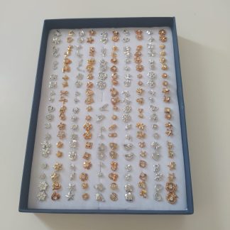 Pendientes dorados y plateados