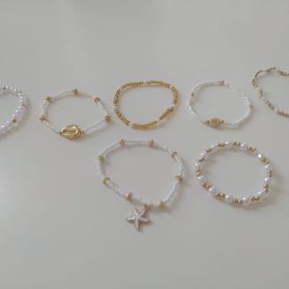 pulseras estirables doradas y blancas