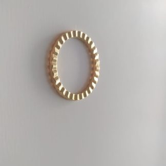 Anillo dorado con textura acanalada tipo moneda antigua