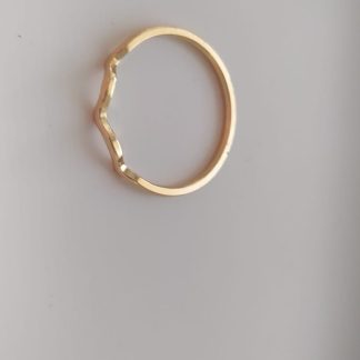 Anillo dorado de banda ondulada minimalista