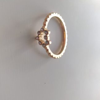 Anillo dorado con circonitas rosas en forma de corona