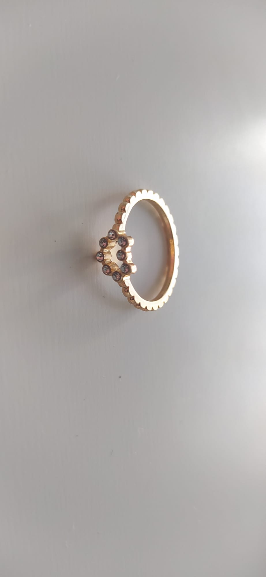 Anillo dorado con circonitas rosas en forma de corona