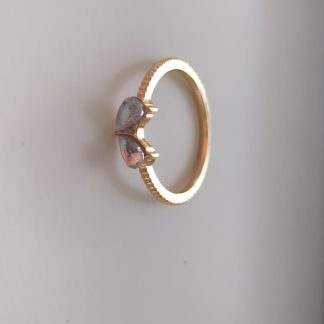 Anillo dorado con dos piedras lila en forma de gota
