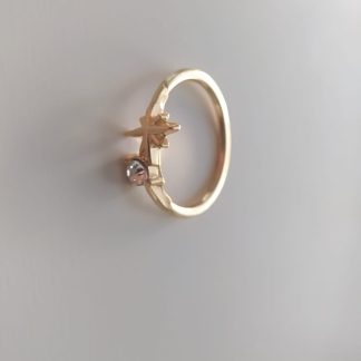 Anillo dorado con adorno de estrella y circonita pequeña
