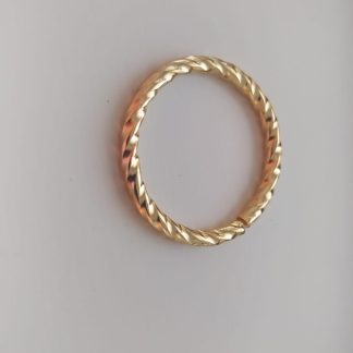 Anillo dorado fino con pequeña circonita rosa engastada