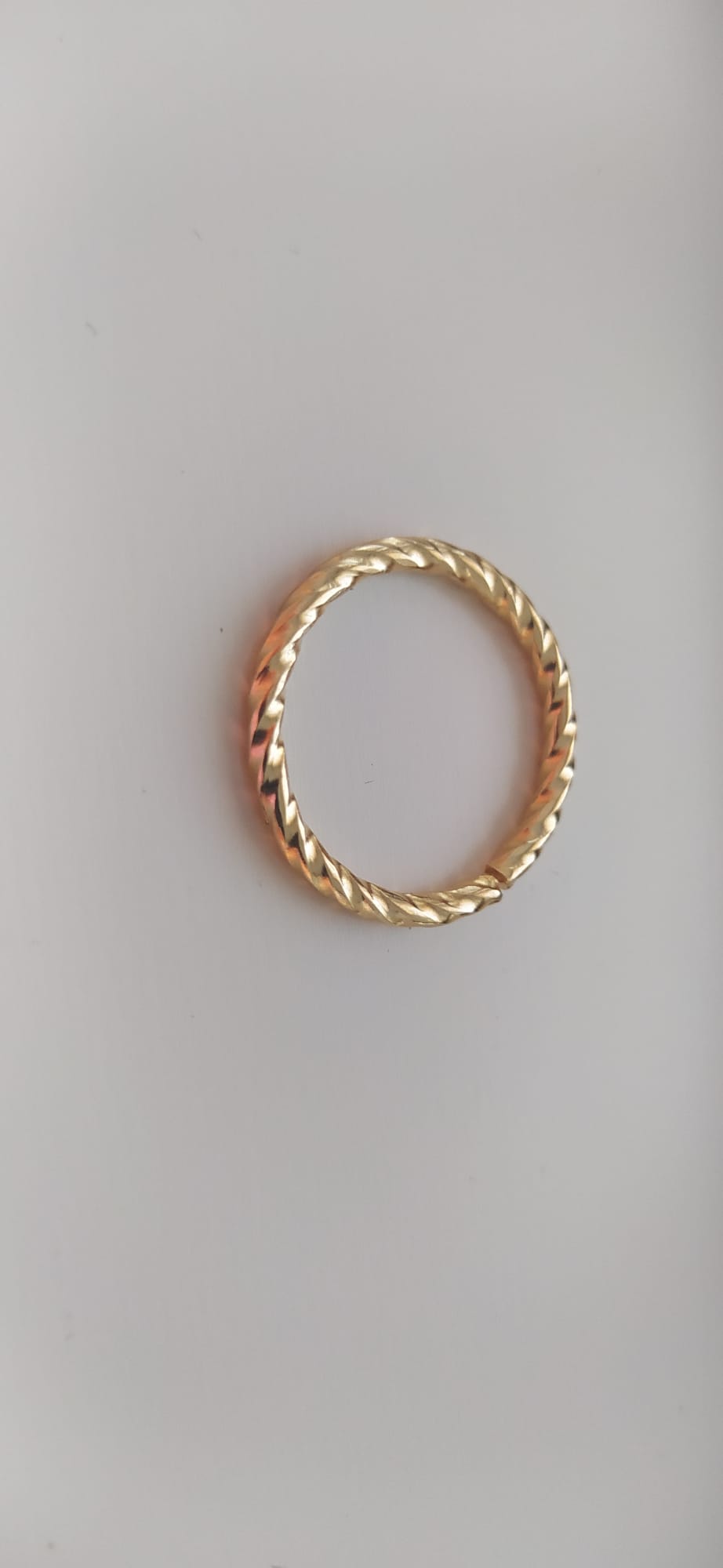 Anillo dorado fino con pequeña circonita rosa engastada