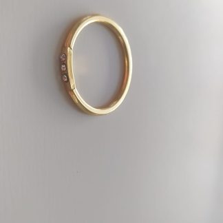 Anillo dorado fino con tres circonitas engastadas