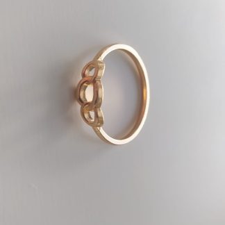 Anillo dorado fino con detalle de eslabones de cadena