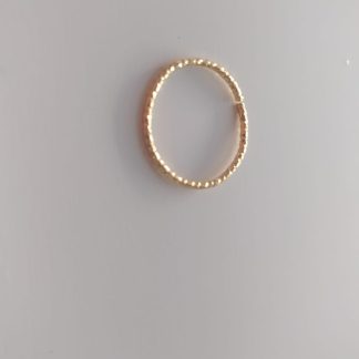 Anillo dorado fino con textura facetada brillante