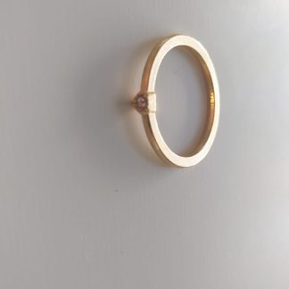 Anillo dorado liso con pequeña circonita engastada
