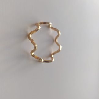 Anillo dorado con forma de línea ondulada en zigzag