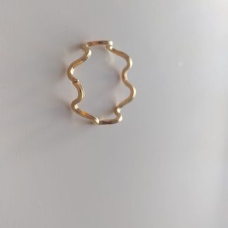 Anillo dorado con forma ondulada tipo zigzag
