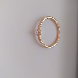Anillo dorado fino con perla individual engarzada