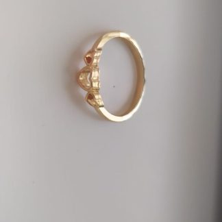 Anillo dorado con textura de trenzado, vista cenital