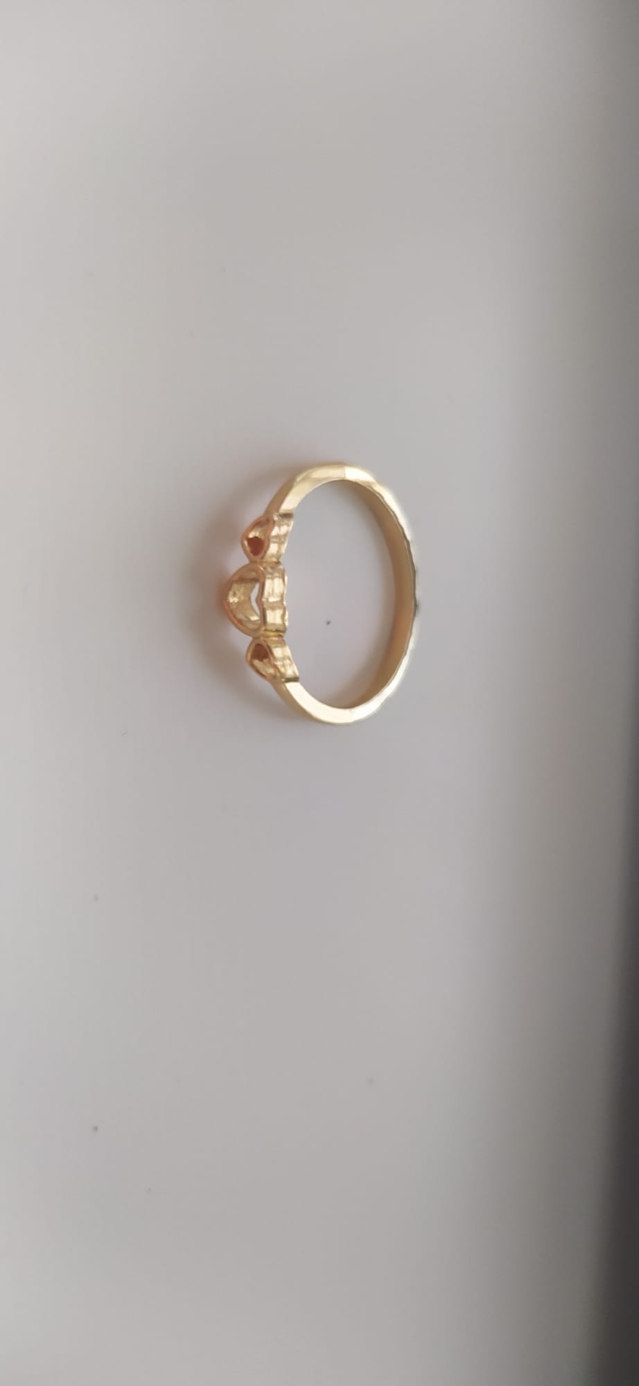 Anillo dorado con textura de trenzado, vista cenital