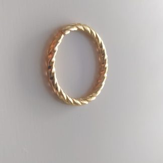 Anillo dorado con textura trenzada tipo cuerda