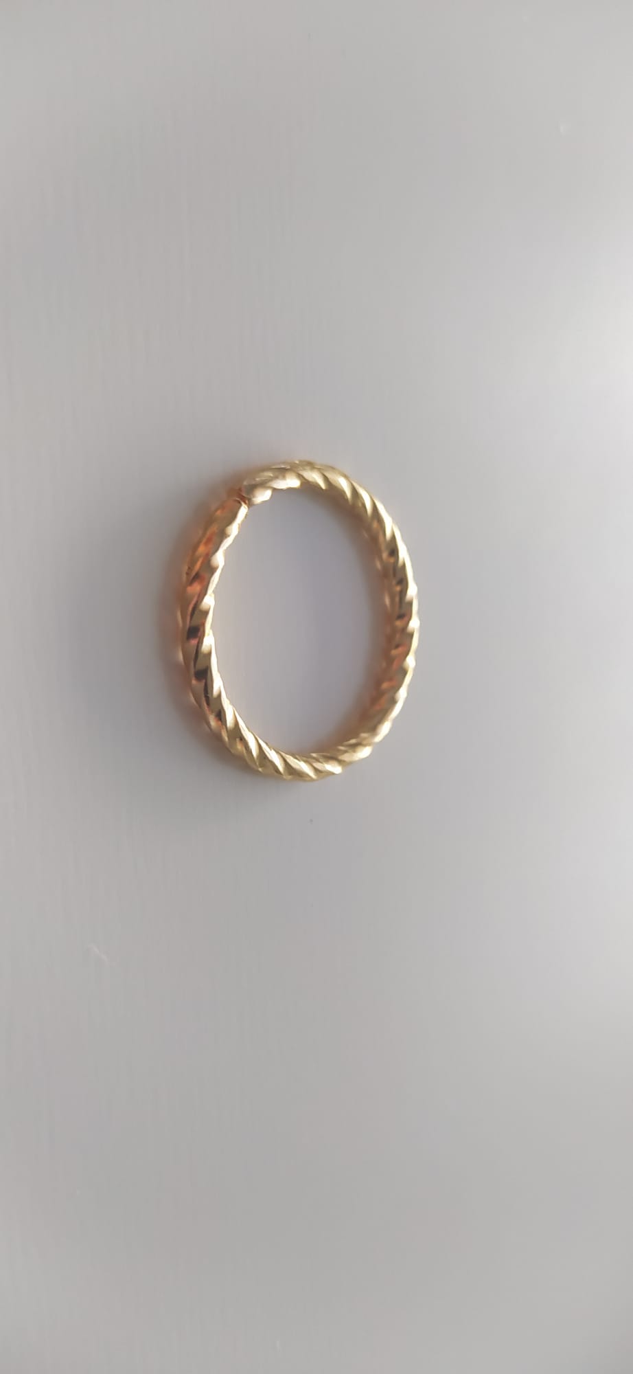 Anillo dorado con textura trenzada tipo cuerda