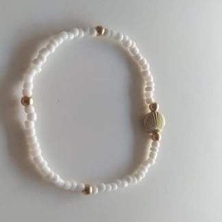 Anillo dorado con tres piedras rosas en fila