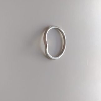 Anillo fino plateado de bisutería con acabado ondulado minimalista
