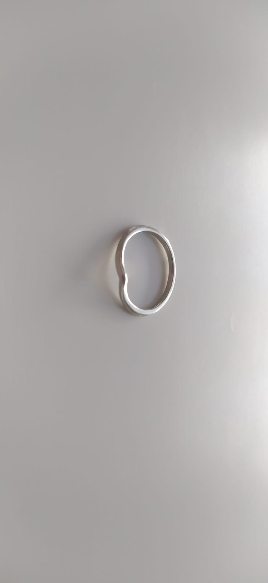 Anillo fino plateado de bisutería con acabado ondulado minimalista