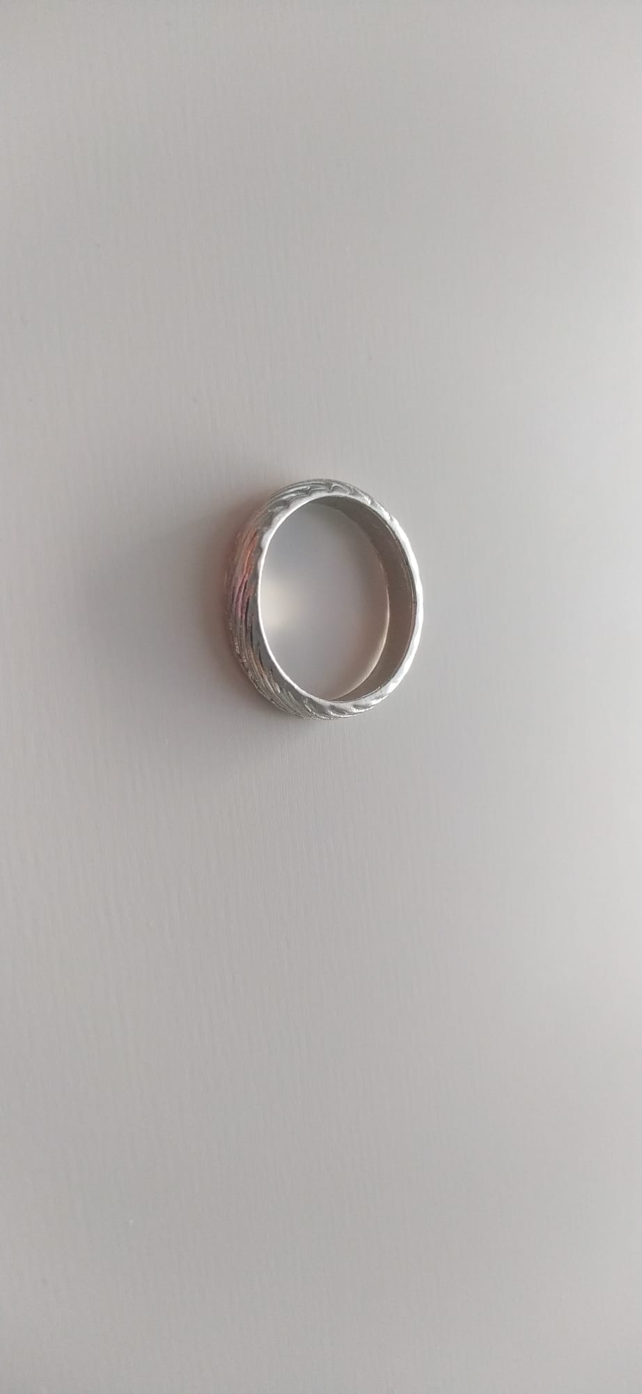 Anillo plateado ancho con textura martillada diagonal