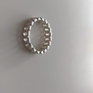 Anillo plateado de bisutería con textura de cadena eslabonada