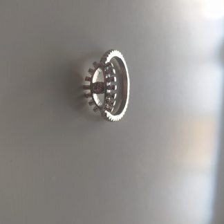 Anillo plateado con circonitas alrededor de toda la banda sobre fondo claro