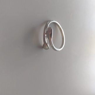 Anillo plateado de doble banda entrelazada con acabado martilleado sobre fondo claro