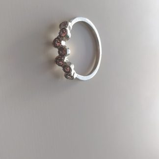 Anillo plateado de bisutería con fila de circonitas rosas estilo tiara