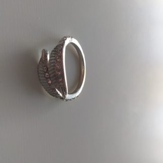 Anillo plateado de bisutería con hoja de circonitas rosas