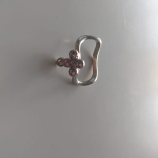 Anillo plateado ondulado de bisutería con cruz de circonitas rosas