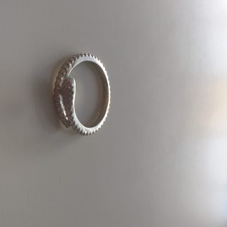 Anillo plateado de bisutería con diseño de serpiente enroscada