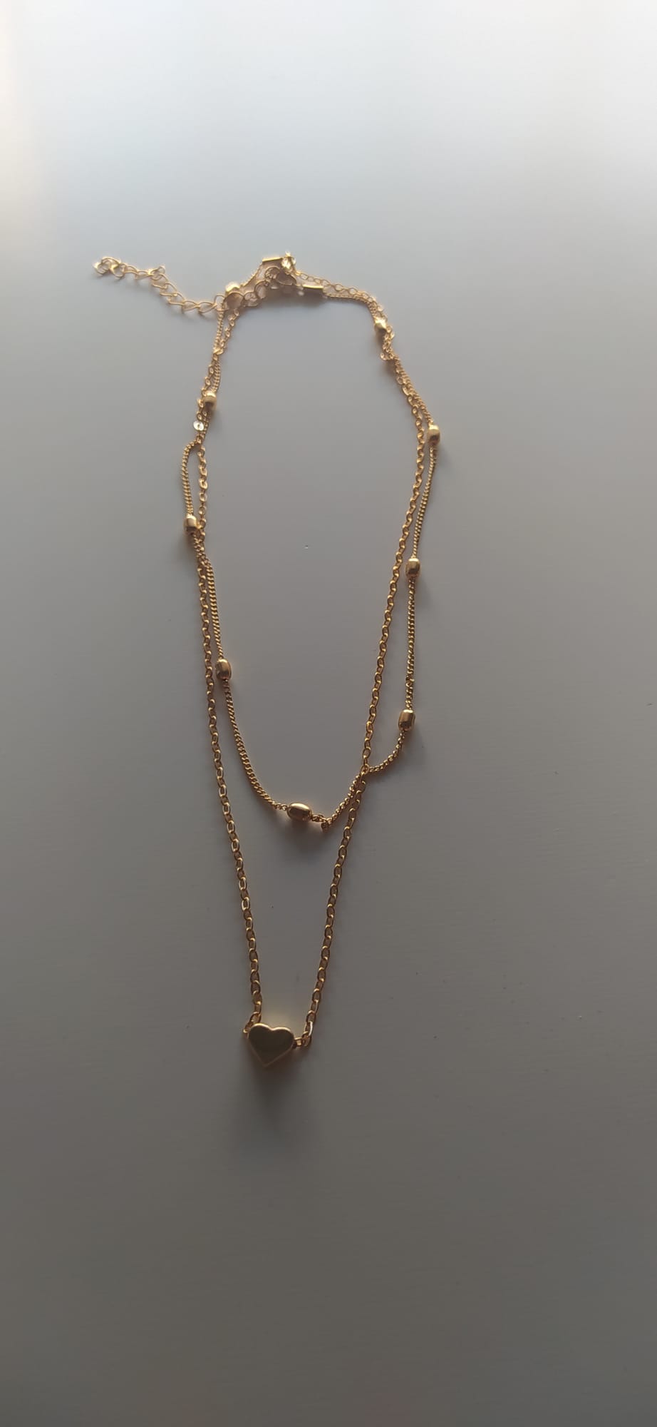 Collar dorado de doble cadena con bolitas y dije de corazón
