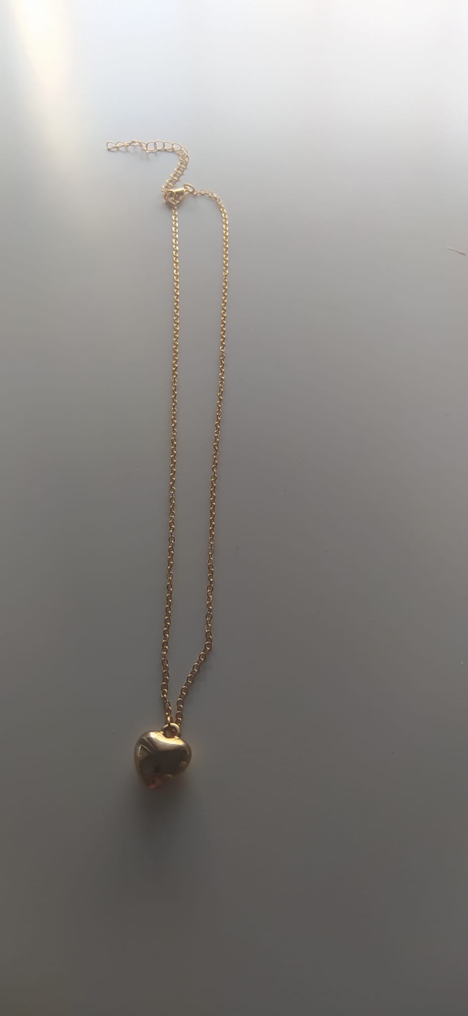 Collar dorado con colgante de corazón dorado abombado