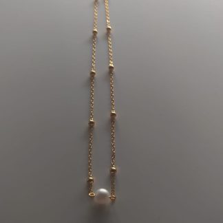 Collar dorado con bolitas doradas y perla central blanca