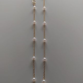 Collar dorado con perlas blancas y colgante de perla
