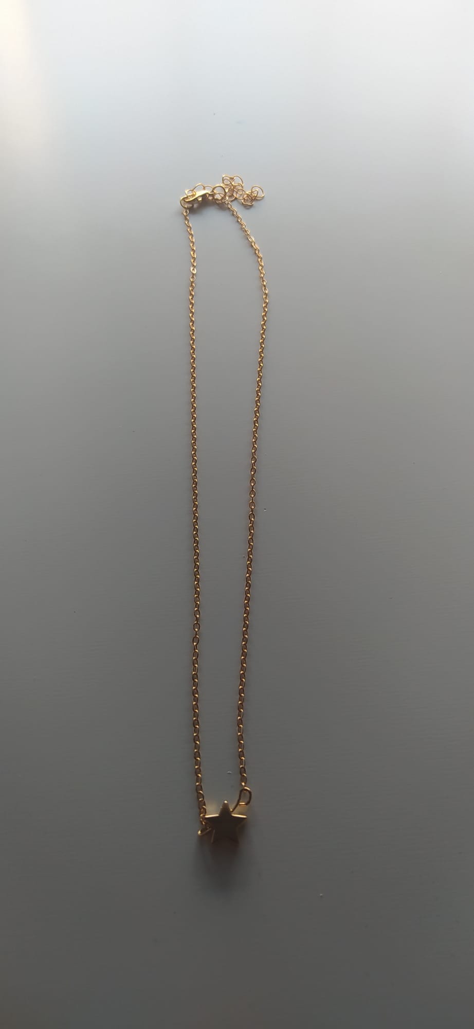 Collar de cadena dorada fina con colgante de estrella