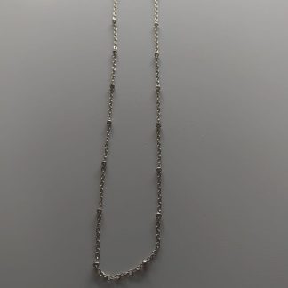 Collar de cadena plateada fina con pequeñas bolitas decorativas
