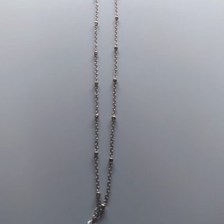 Collar de cadena plateada con colgante ovalado de acabado envejecido