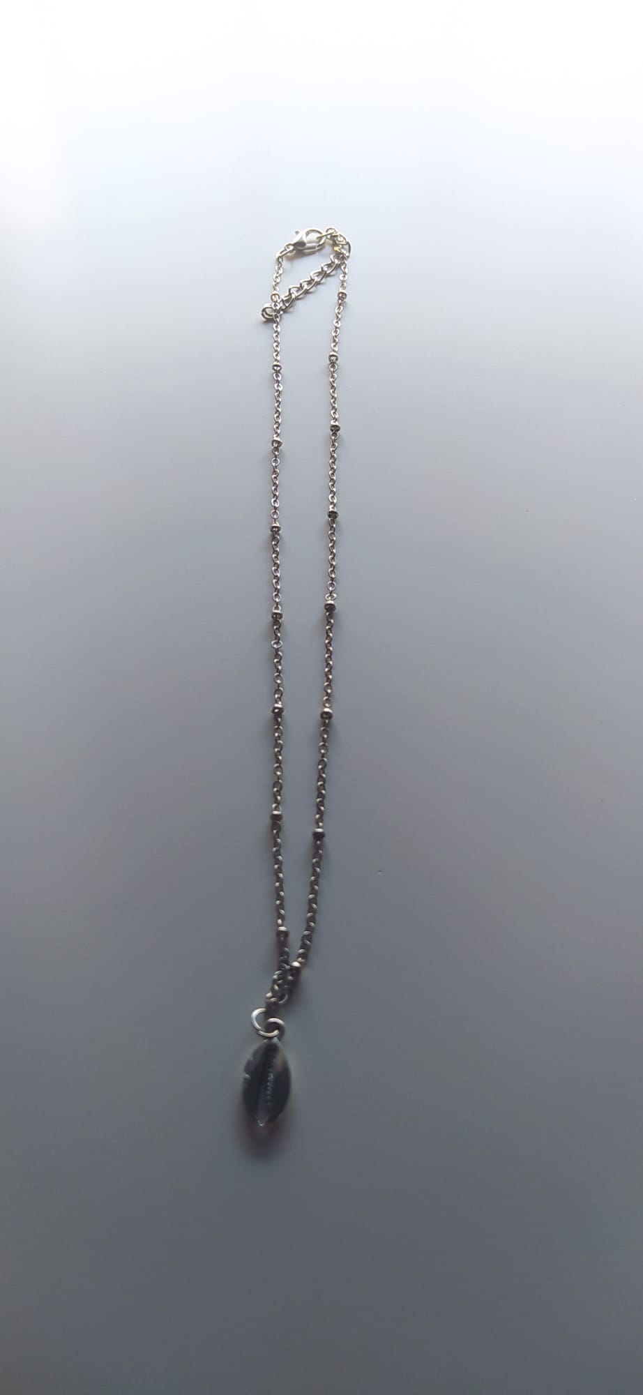 Collar de cadena plateada con colgante ovalado de acabado envejecido