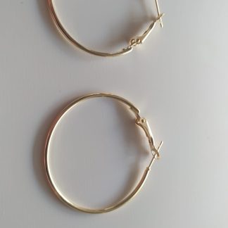 Pendientes de aro dorados finos y brillantes