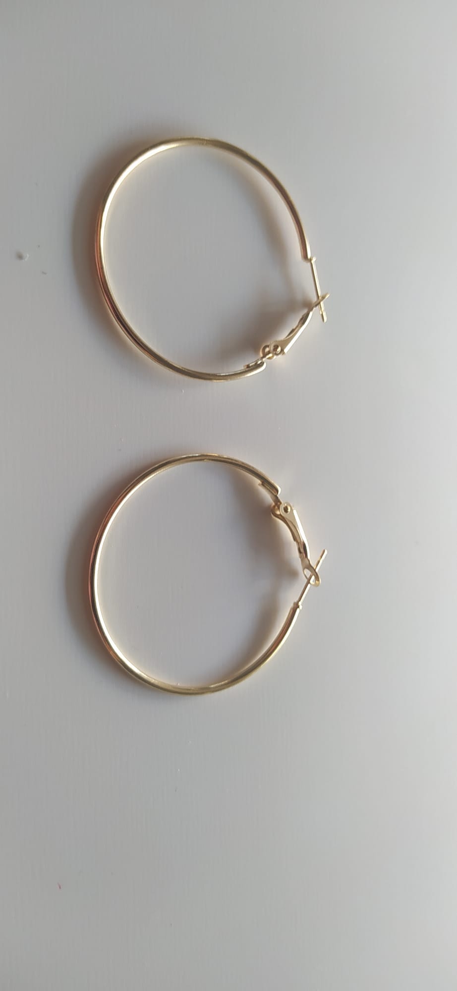 Pendientes de aro dorados finos y brillantes