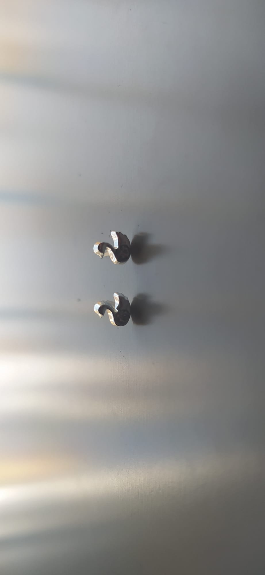 Pendientes de tuerca con forma de cisne en plateado