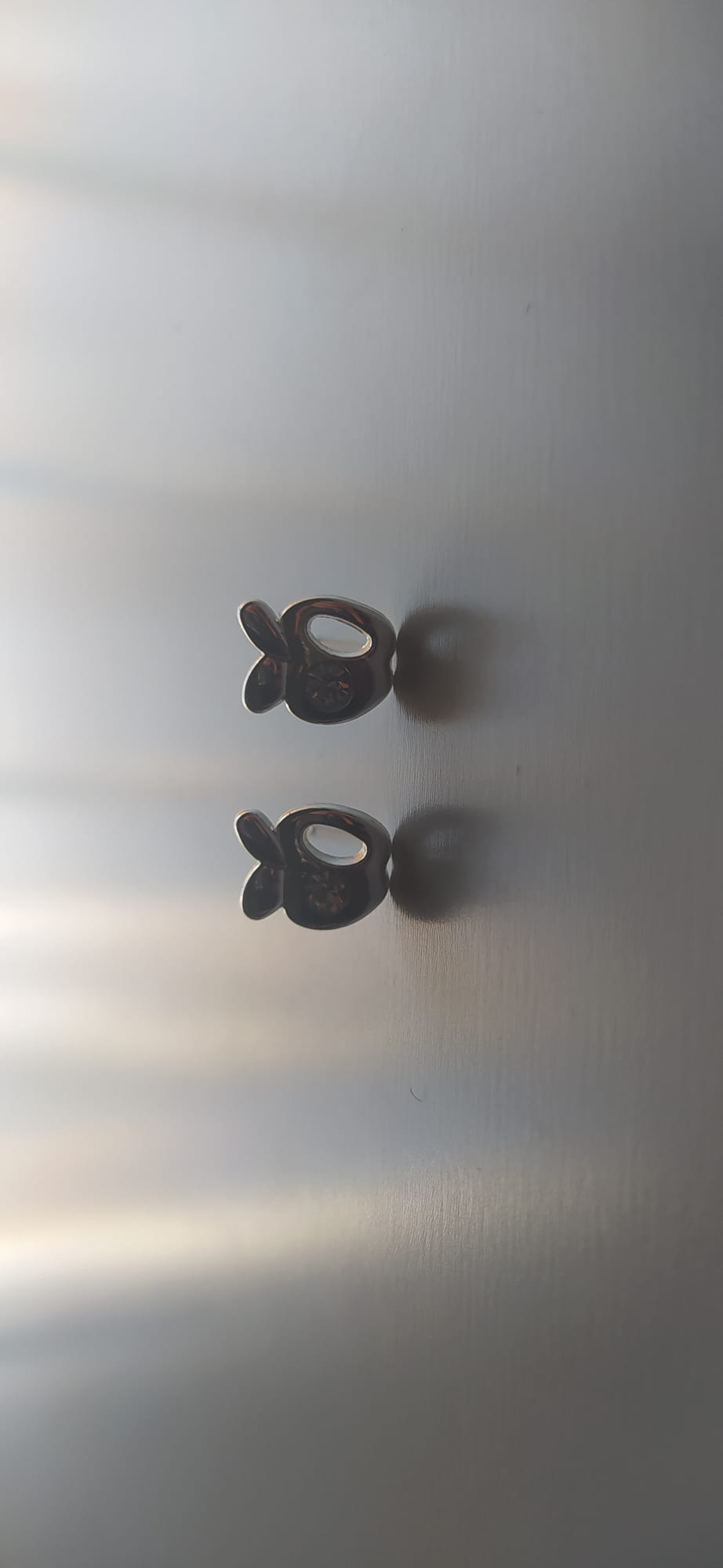 Pendientes plateados en forma de conejito con circonita