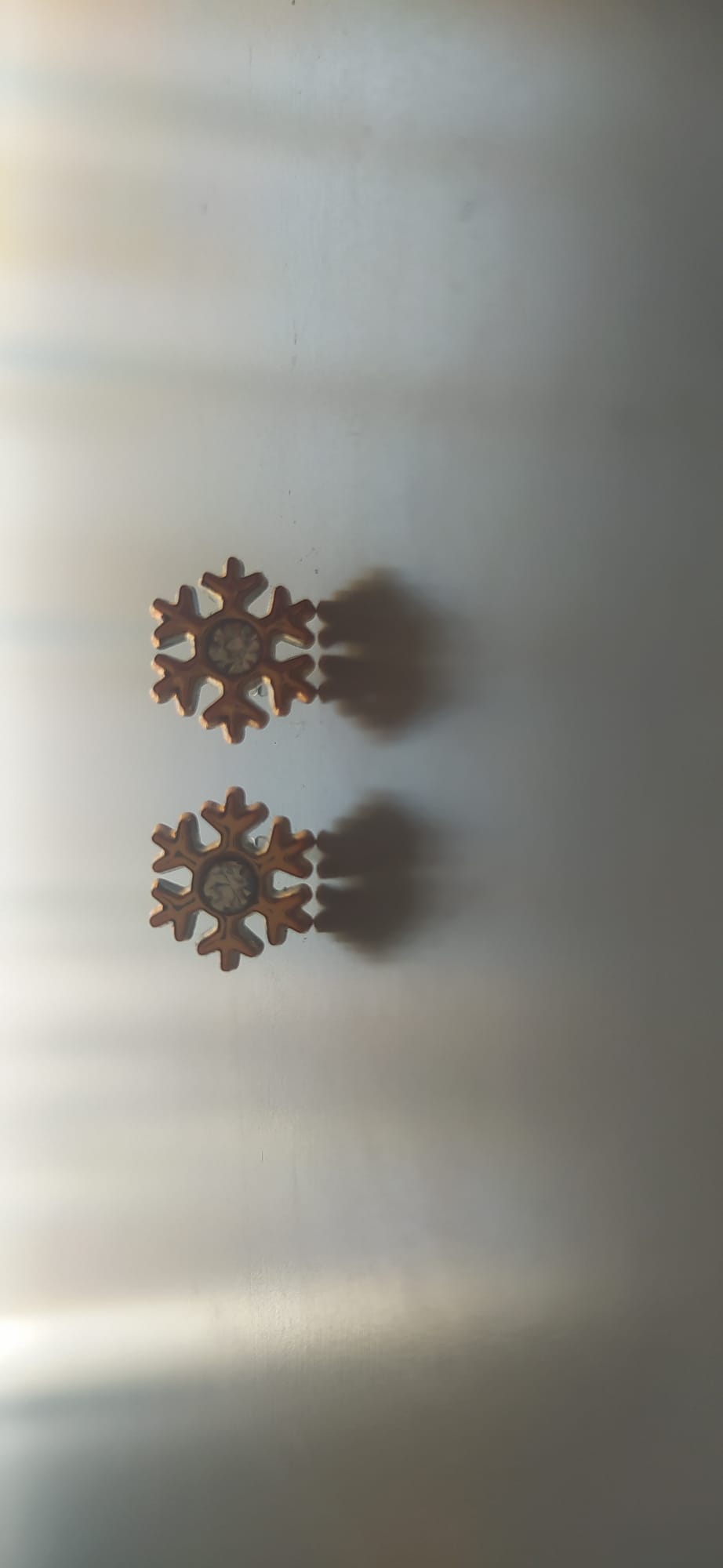 Pendientes en forma de copo de nieve dorado con circonita