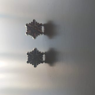 Pendientes con forma de copo de nieve plateado y piedra central