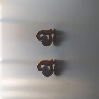 Pendientes de tuerca con forma de corazón asimétrico en color cobre