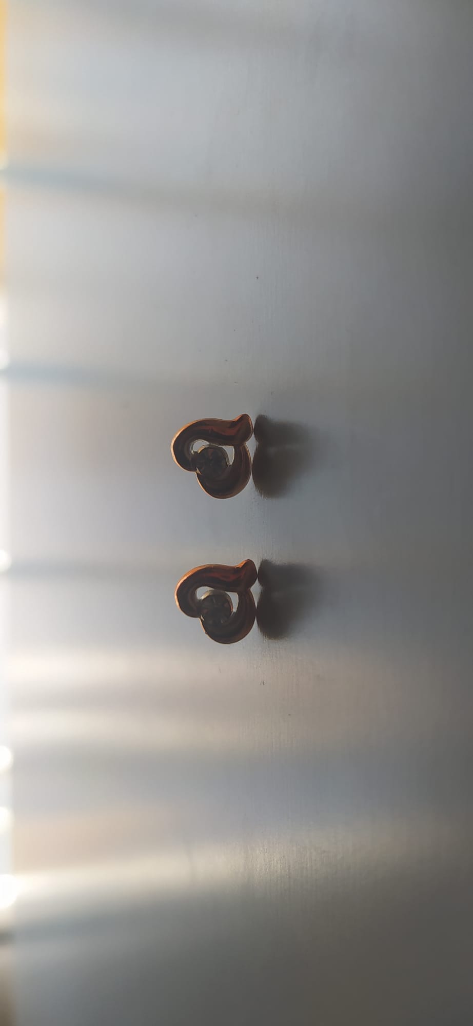 Pendientes de tuerca con forma de corazón asimétrico en color cobre