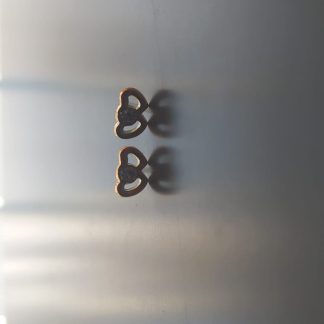 Pendientes de tuerca con forma de corazón calado en bronce con circonita