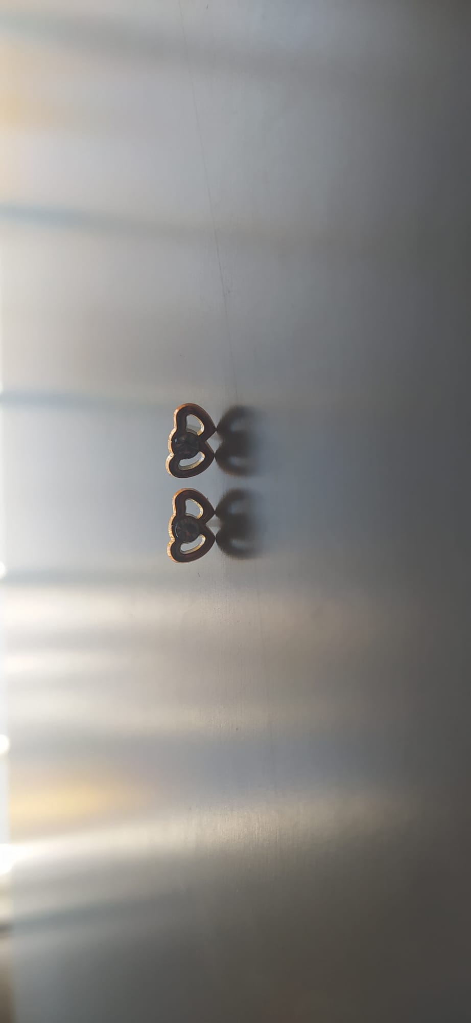 Pendientes de tuerca con forma de corazón calado en bronce con circonita